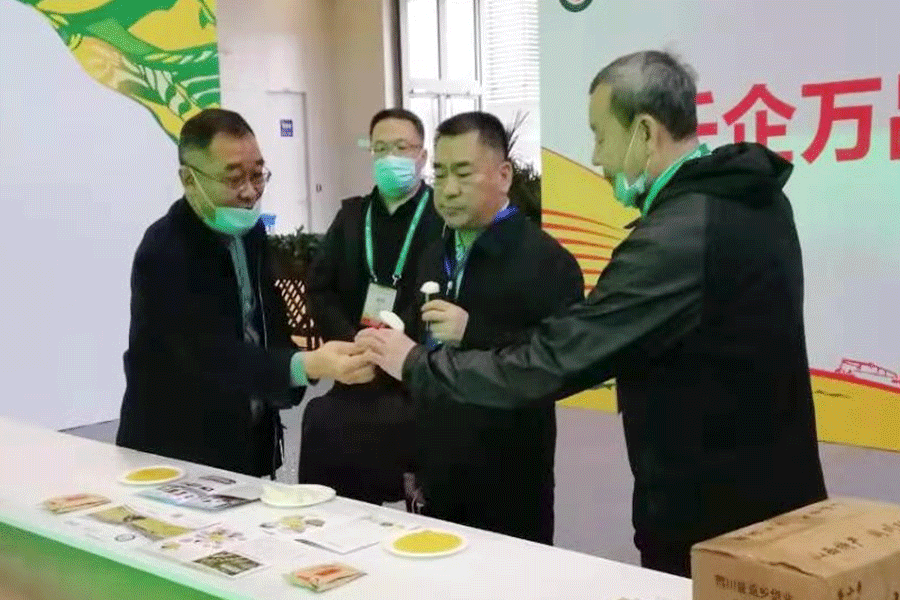 重庆第18届中国国际农产品交易会上忻州 副市长裴峰在石鼓展台品鉴产品